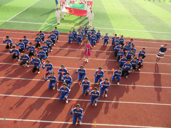 郑州45中运动会入场式“很惊艳” 创意十足“蛮拼的”